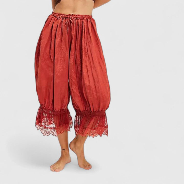Pantalón de mujer casual con innovador diseño de patchwork y encaje, versátil para cualquier ocasión.