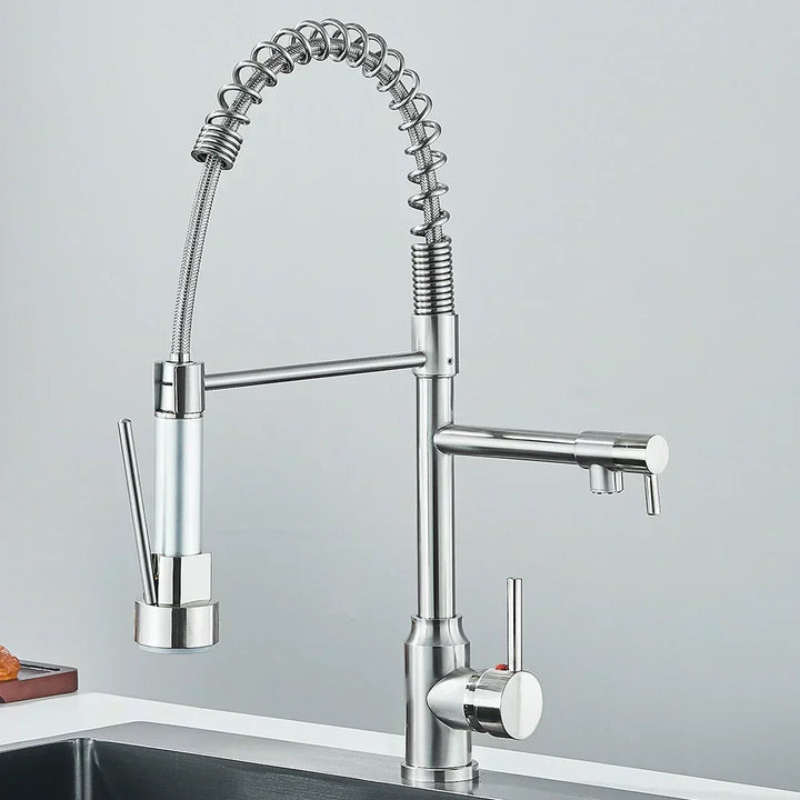 Grifo para cocina moderna, acabado negro mate, con manguera flexible.