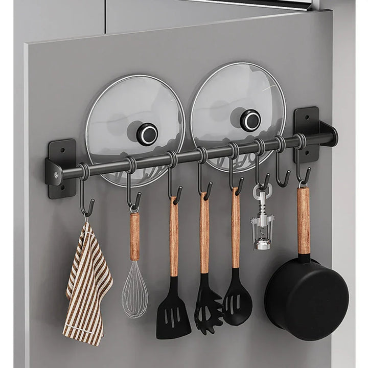 Estante de cocina negro para pared con 6 ganchos, organiza sartenes, espátulas y cucharones, estilo moderno.