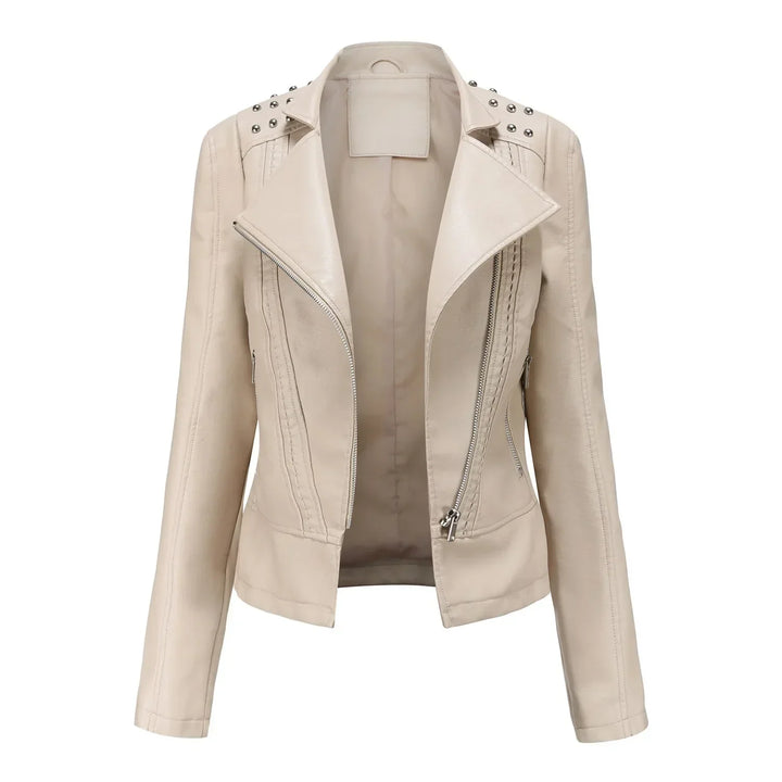 Chaqueta negra ajustada de mujer, estilo atemporal, perfecta para vestir o casual invernal.