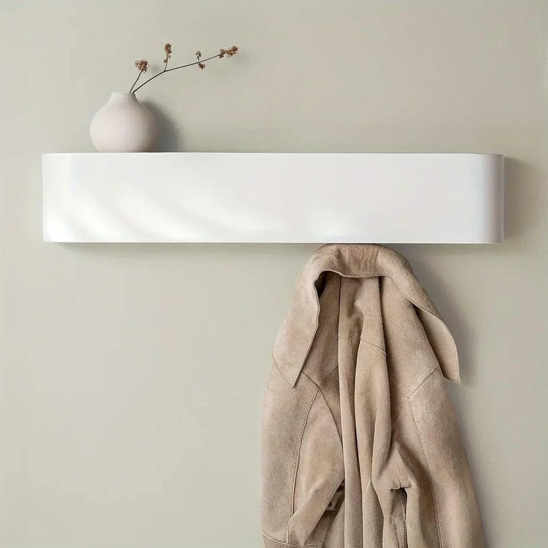 Perchero de madera y metal para pared, con estante práctico y ganchos ocultos elegantes.