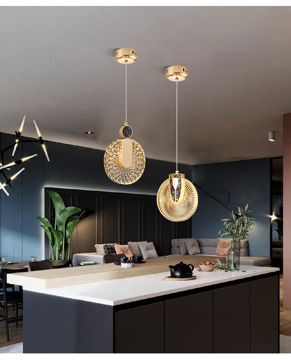 Lámpara de techo LED redonda con cristal dorado, acento moderno y funcional.
