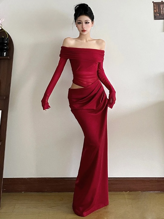 Vestido de noche para mujeres, con hombros descubiertos y sutiles inserciones de malla, muy femenino.