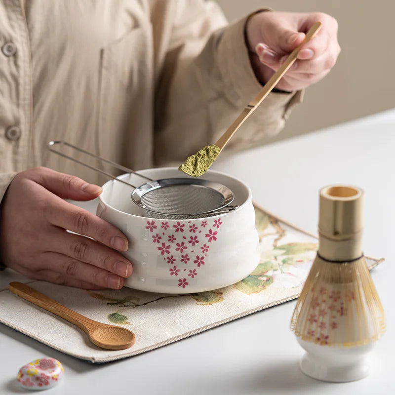 Regalo ideal: set de matcha de cerámica con diseño sakura y batidor de bambú para amantes del té.