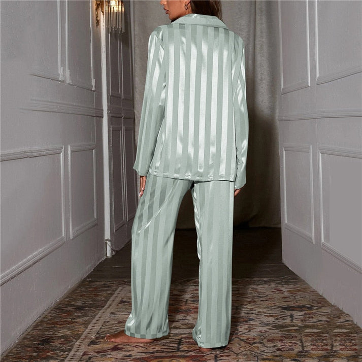 Ropa de dormir femenina: pijama a rayas con un diseño moderno y gran confort.