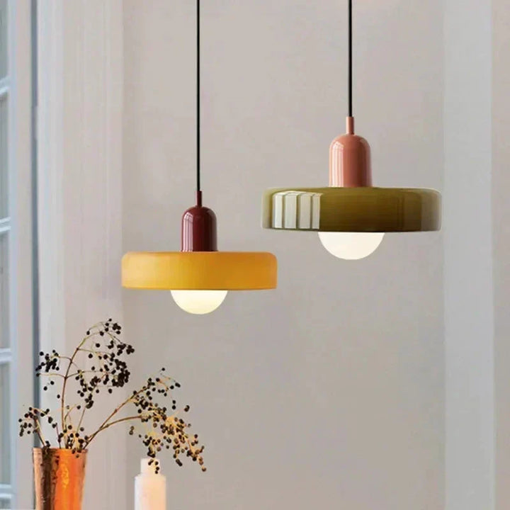 Lámpara de techo colgante LED con diseño de cristal, luz cálida y estilo contemporáneo.