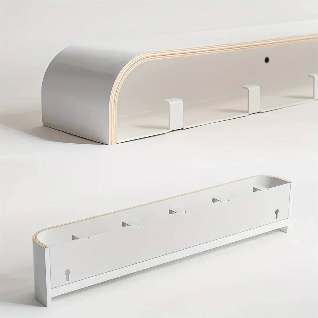 Perchero moderno de madera para pared, con estante superior y ganchos de metal ocultos.