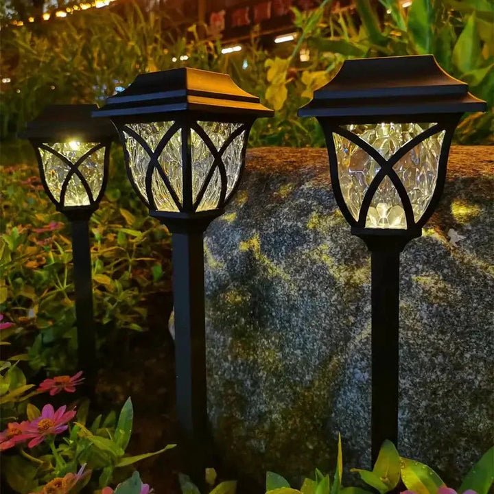 Luz solar LED de jardín, ideal para crear un ambiente exterior cálido y acogedor.