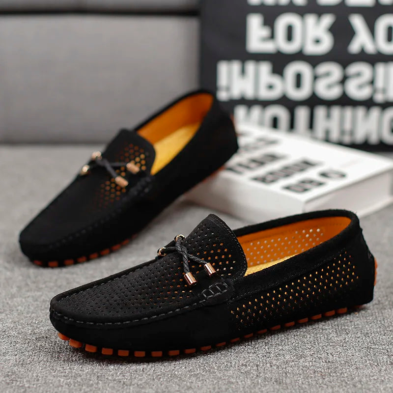 Hombre vistiendo mocasines de cuero transpirables. Zapatos casuales elegantes y cómodos, un toque de moda masculina.