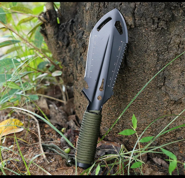 Pala multifuncional compacta, esencial para actividades de aire libre. Ideal para camping, supervivencia y senderismo.
