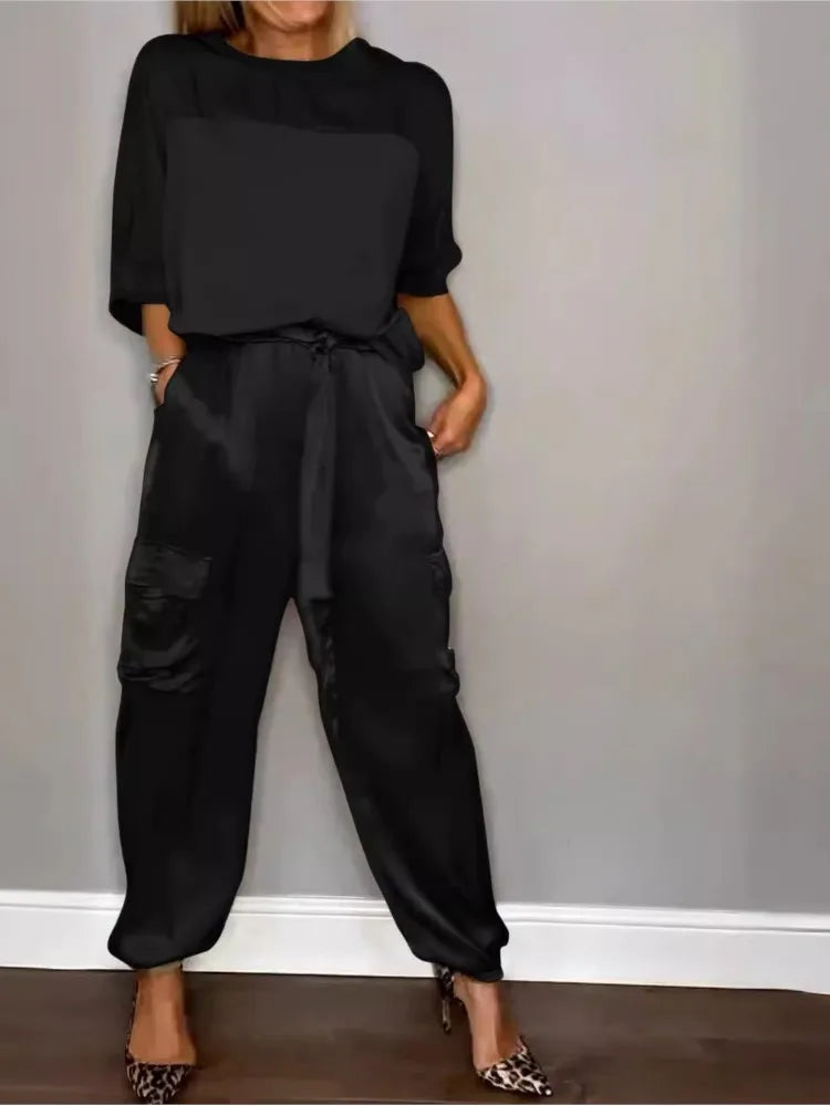 Pantalón cargo satinado de mujer, con bolsillos laterales y corte relajado, ideal para un estilo urbano chic.