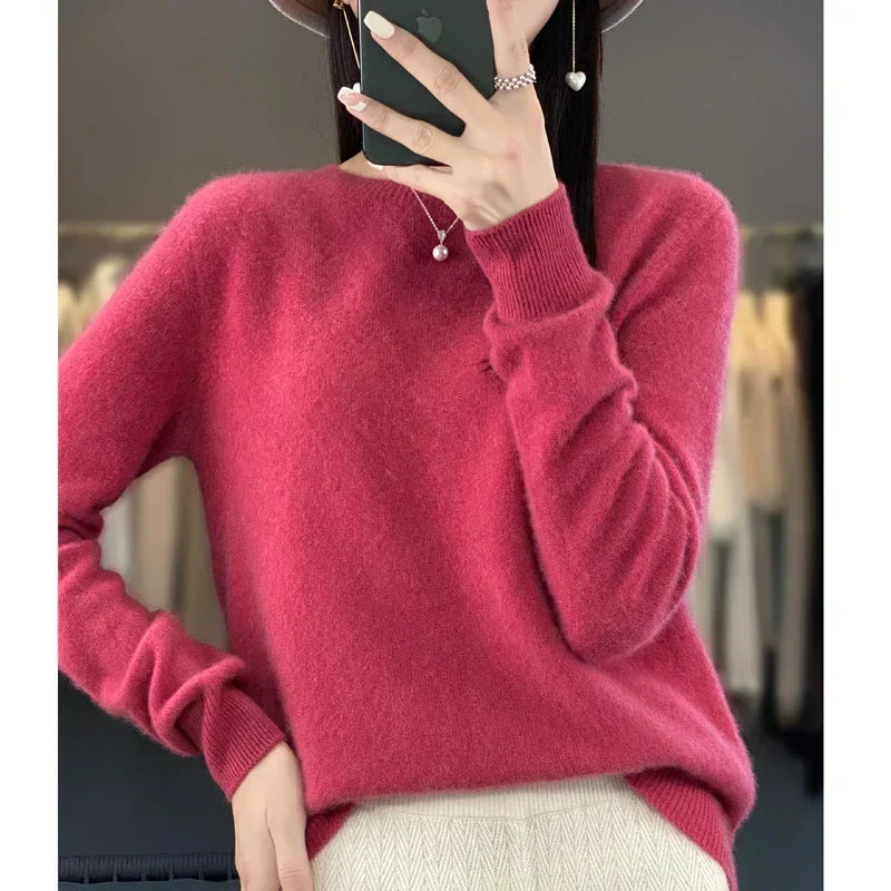 Mujer con suéter delgado negro, cuello redondo. Combina comodidad y elegancia en moda de otoño/invierno.