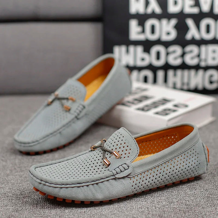 Vista trasera de mocasines de cuero para hombres. Zapatos slip-on transpirables, cómodos y elegantes para moda masculina.
