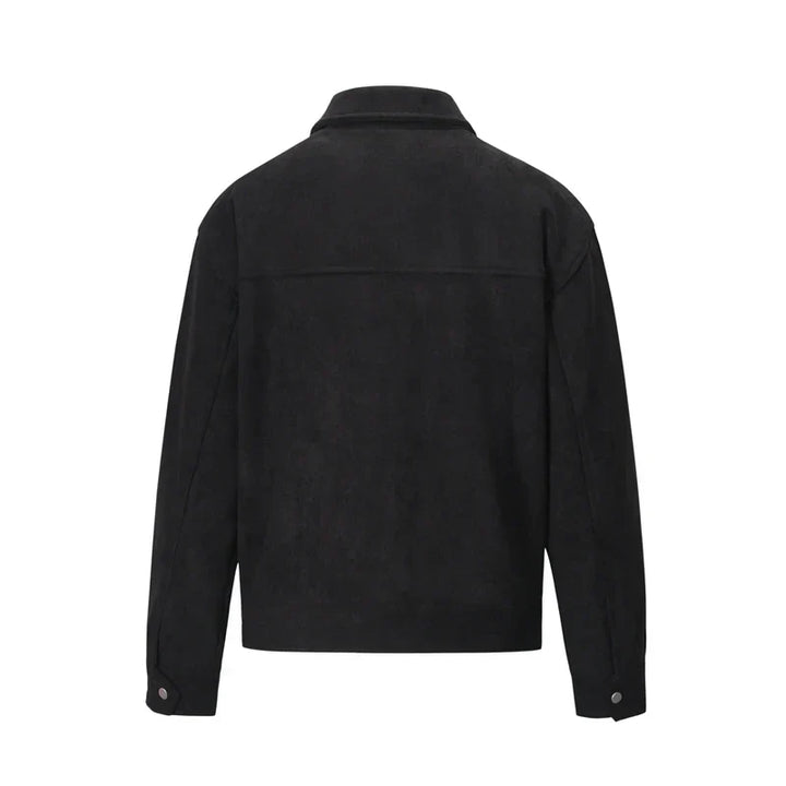 Espalda de chaqueta utility para hombre. Diseño funcional y moderno. Ideal para moda masculina de invierno.
