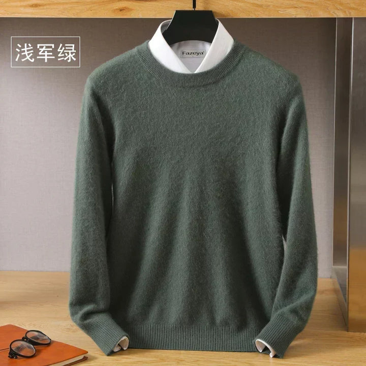 Modelo vistiendo suéter gris de hombre, moda masculina contemporánea.