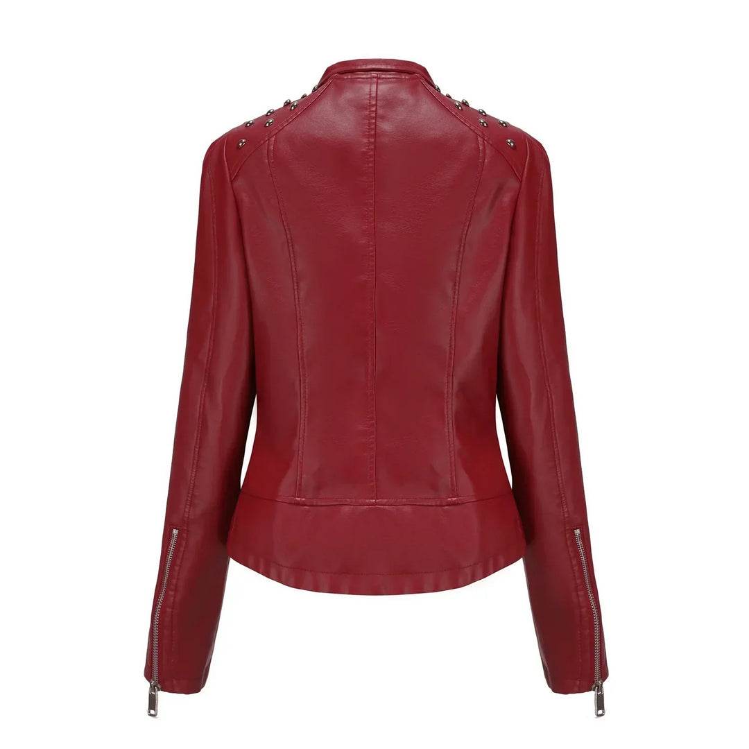 Chaqueta ajustada de mujer vista frontal, diseño elegante, ideal para el frío y la moda.