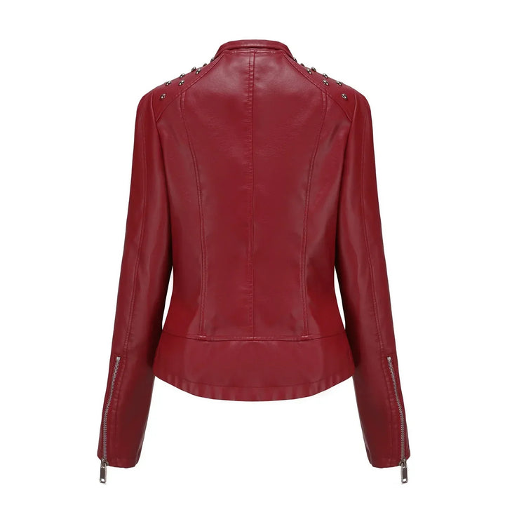 Chaqueta ajustada de mujer vista frontal, diseño elegante, ideal para el frío y la moda.