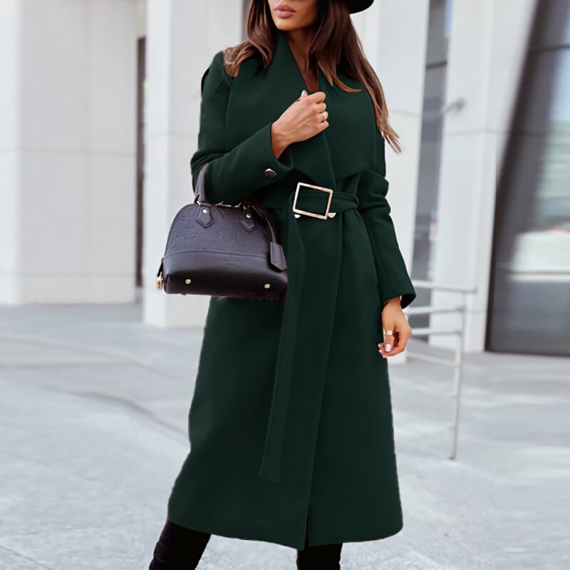 Mujer vistiendo un abrigo de invierno con cinturón, ideal para mantenerse abrigada y con estilo en clima frío.