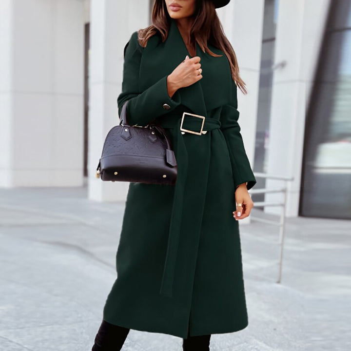 Mujer vistiendo un abrigo de invierno con cinturón, ideal para mantenerse abrigada y con estilo en clima frío.