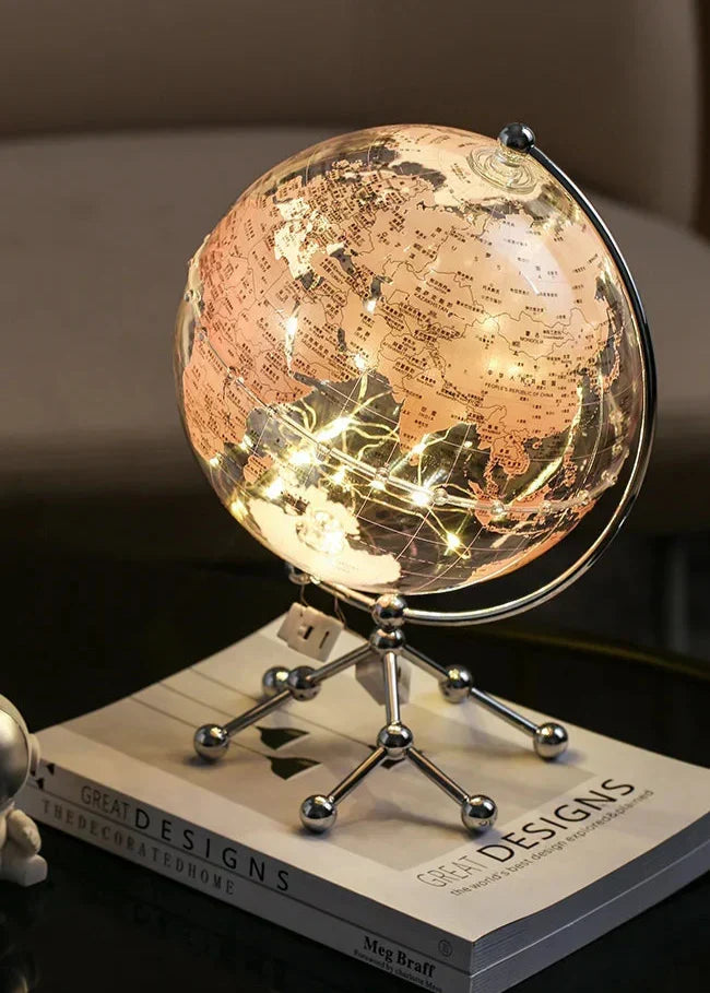 Globo terráqueo LED giratorio, ideal para crear ambiente educativo y decorativo en cualquier espacio.