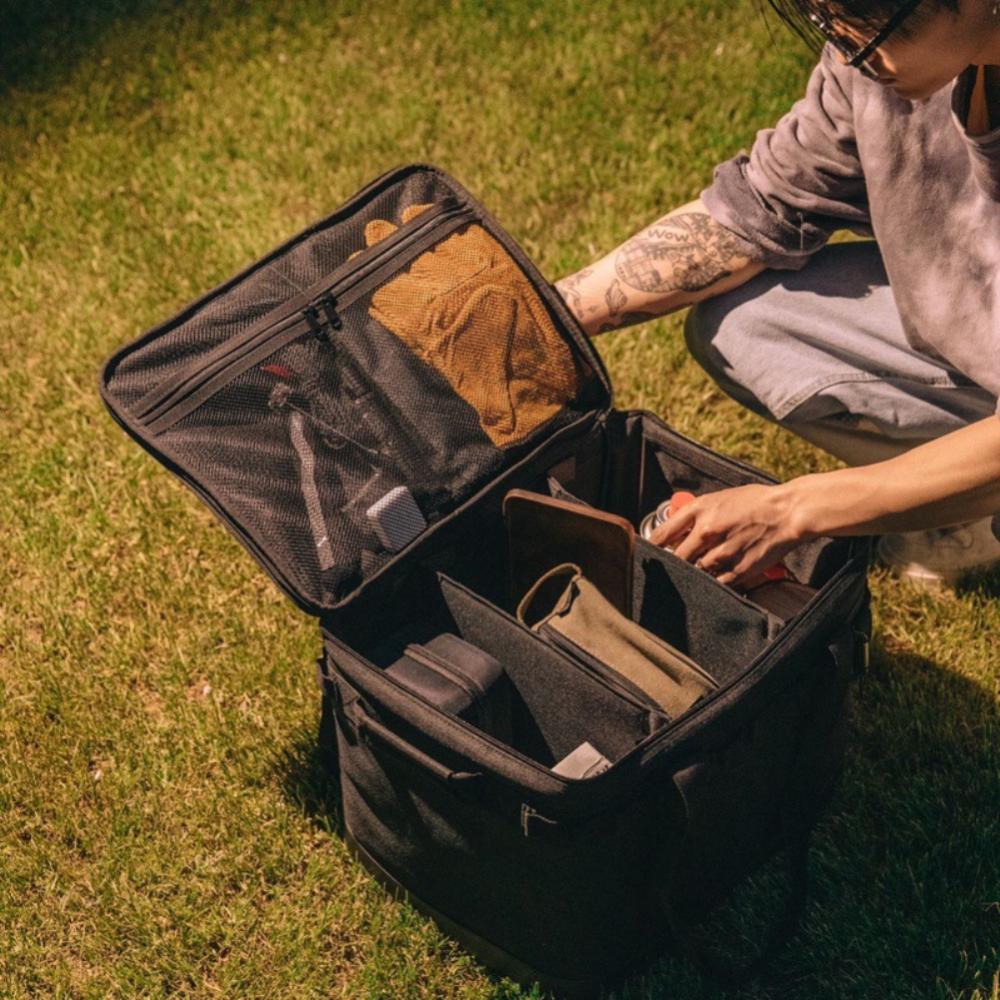 Equipo de camping organizado y protegido dentro de esta bolsa impermeable, lista para tu próxima aventura.
