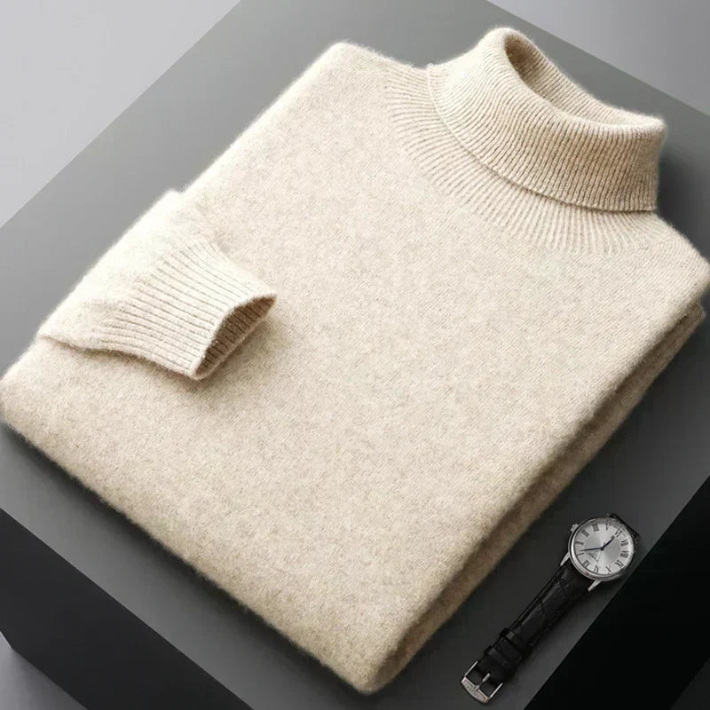 Hombre elegante con suéter ligero de cuello alto. Comodidad y estilo duradero para el frío invernal.