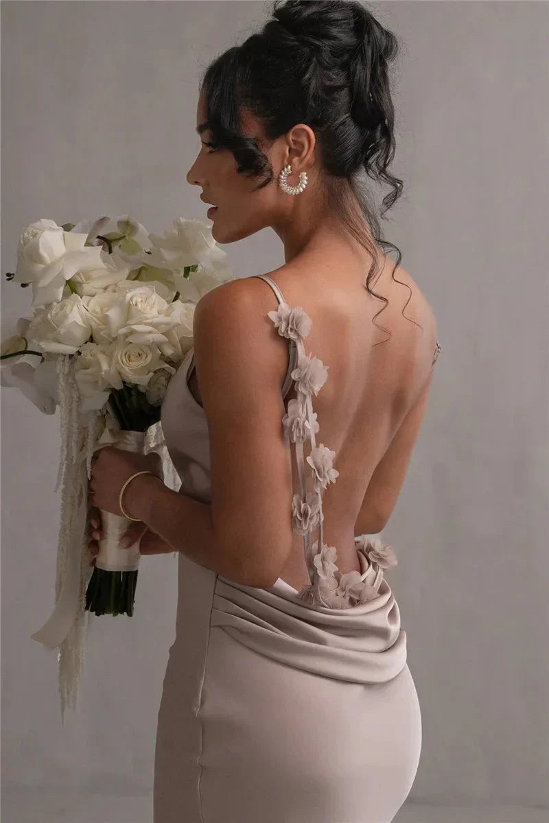 Vestido noche maxi con distintivo cuello cascada, sofisticación y estilo fluido.
