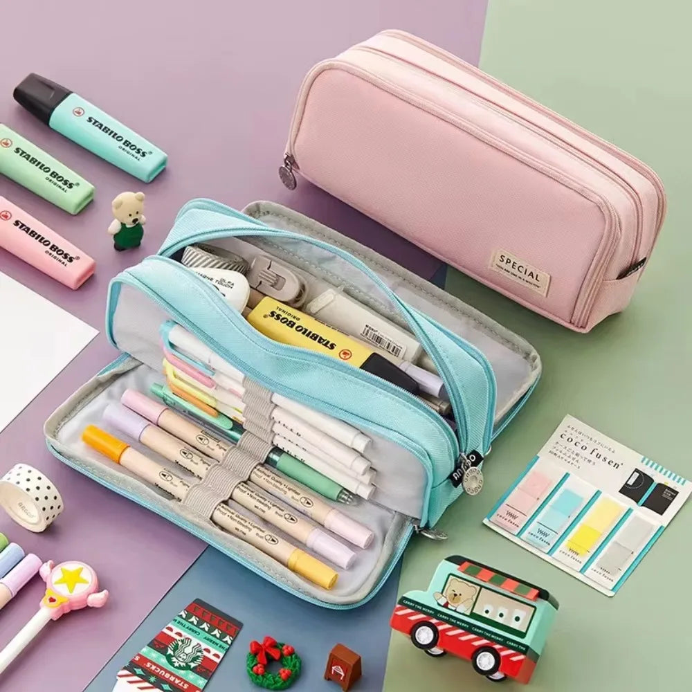 Detalle de los 4 compartimentos internos vacíos del estuche organizador escolar, listo para usar.