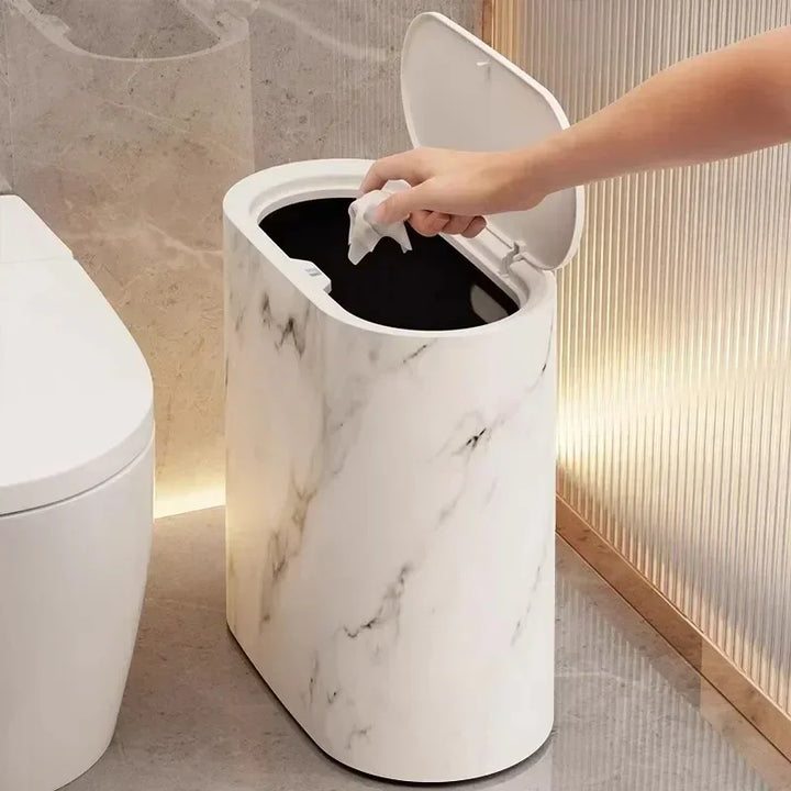 Cubo de basura de plástico duradero con tapa de presión, estilo mármol para baño o cocina.