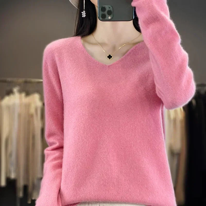 Suéter elegante de mujer con cuello V, ideal para invierno y moda casual.