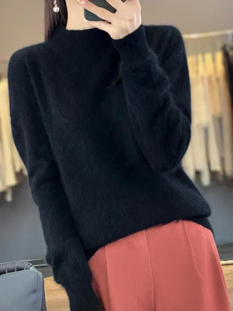 Mujer disfrutando la comodidad de un suéter ultrasuave, un jersey elegante para el hogar o la calle.
