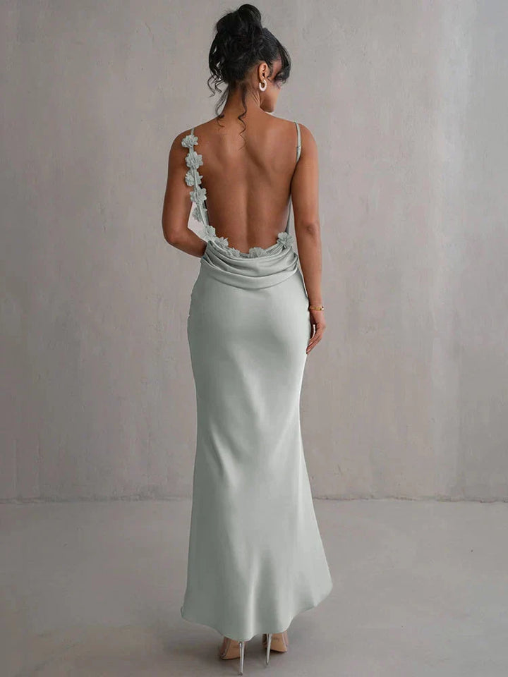 Vestido de graduación maxi para mujer, con cuello cascada y diseño fluido.