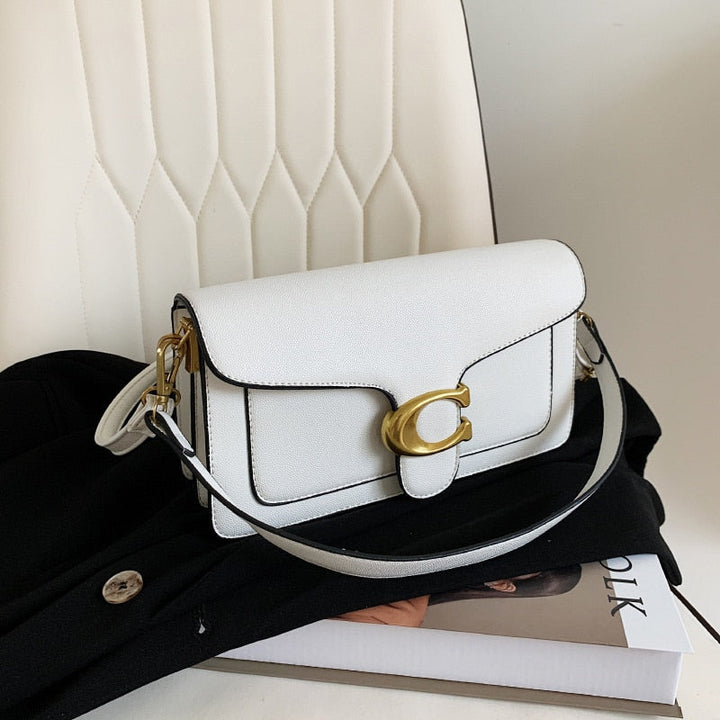 Bolso de hombro negro para mujer. Diseño elegante y versátil, ideal para tu estilo diario. Accesorio de moda chic.