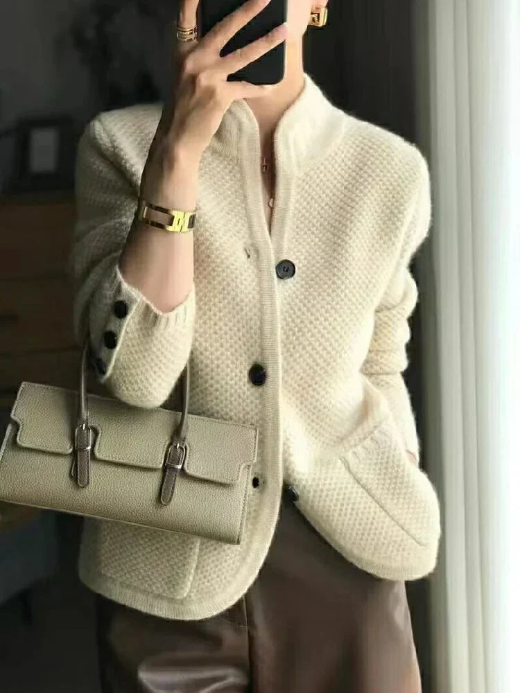 Modelo posando con chaqueta de punto larga. Abrigo femenino de moda, cómodo y elegante para cualquier ocasión de invierno.