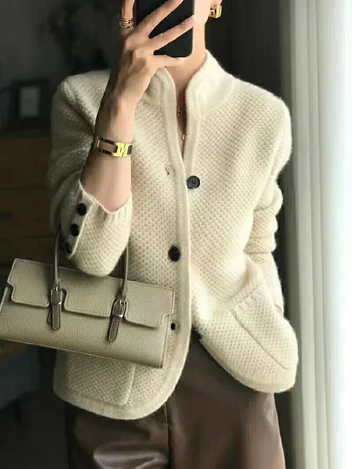 Modelo posando con chaqueta de punto larga. Abrigo femenino de moda, cómodo y elegante para cualquier ocasión de invierno.