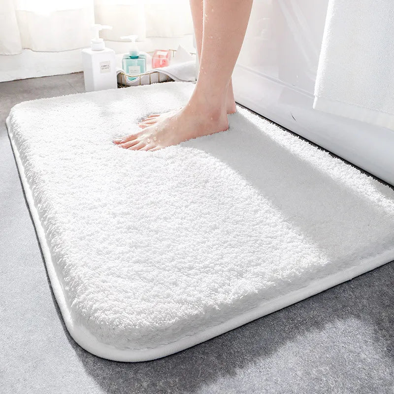 Detalle de la textura suave de la alfombra de baño de microfibra, absorbente y antideslizante.