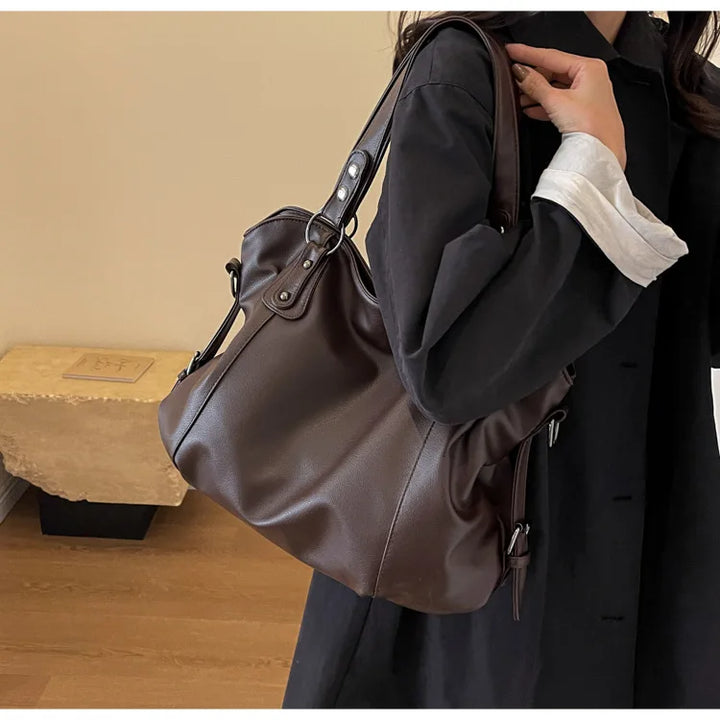 Bolso espacioso marrón de cuero sintético. Diseño elegante y organizador para mujer.
