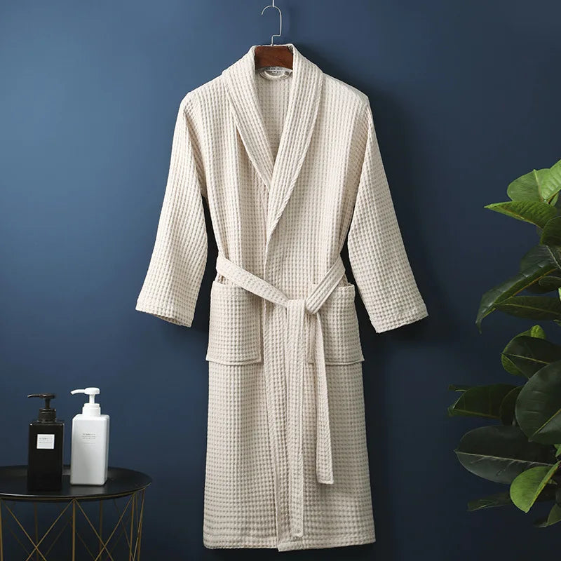 Albornoz suave y cómodo para él y ella. Disfruta del confort en casa con esta bata de baño de tejido premium.