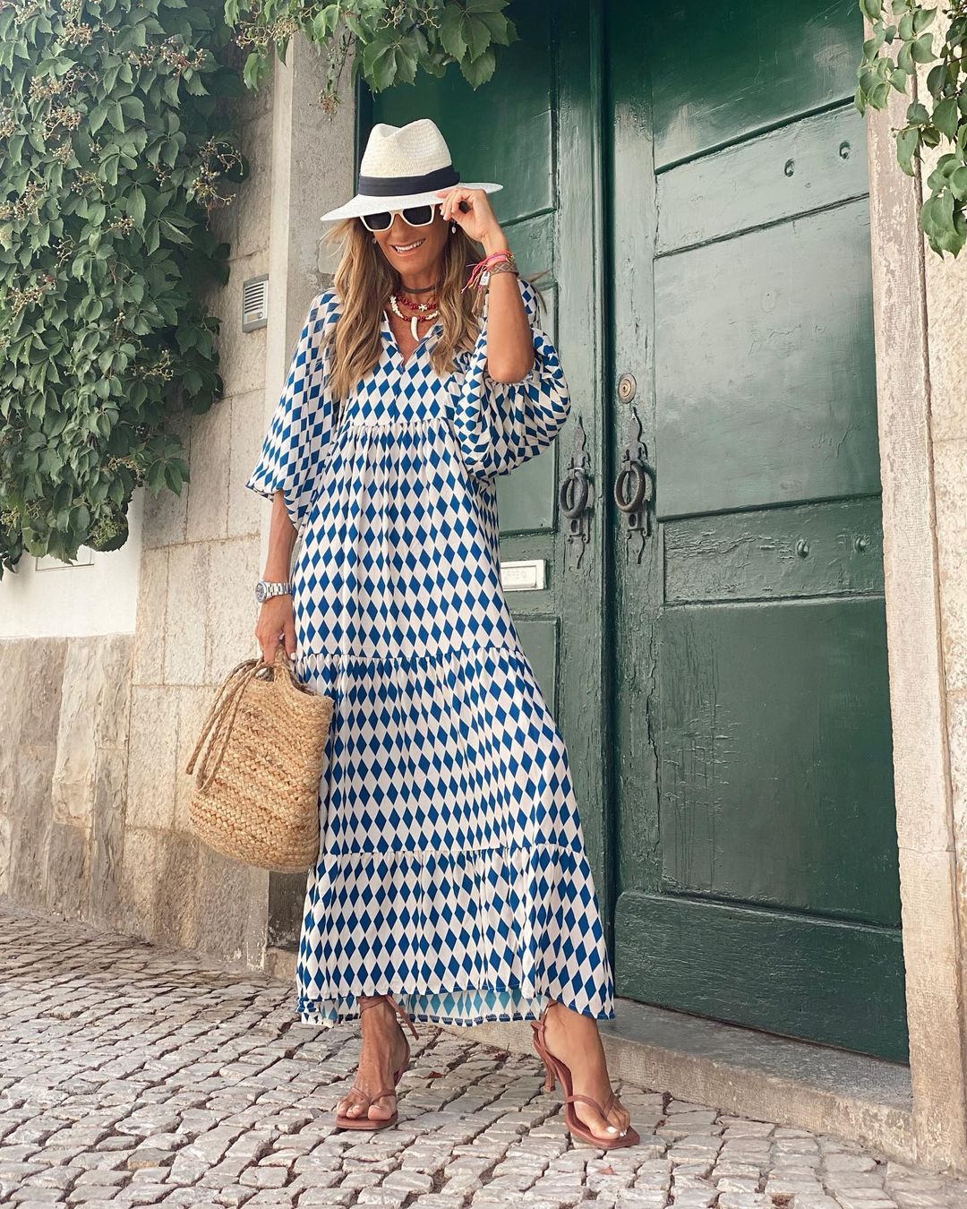 Elegante vestido de verano largo para mujer, con detalles bordados y tela con movimiento fluido.