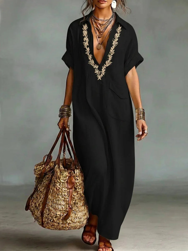 Mujer elegante en vestido largo boho de verano, efecto lino bordado, con bolsillos. Estilo kaftan fluido y cómodo.