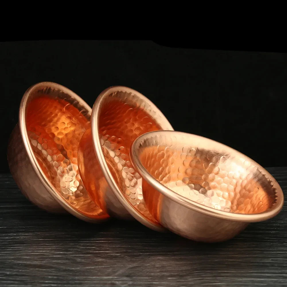 Cuenco de cobre martillado nepalí, ideal para rituales budistas y decoración sagrada del hogar.