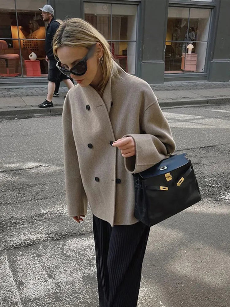 Cómodo abrigo oversize de invierno para mujer. Chaqueta con doble botonadura, ideal para un estilo casual y elegante.