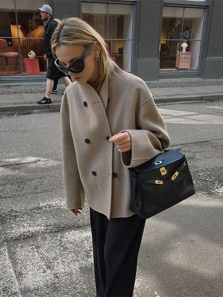 Cómodo abrigo oversize de invierno para mujer. Chaqueta con doble botonadura, ideal para un estilo casual y elegante.
