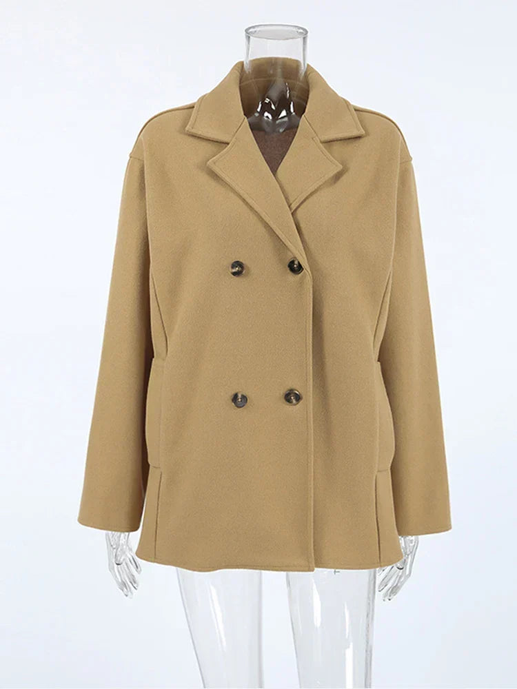 Abrigo de mujer color camel, reversible y clásico. Prenda de moda elegante para el invierno.