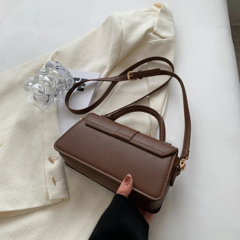 Bolso de mujer en cuero sintético, estilo elegante y versátil, con asa de hombro ajustable.