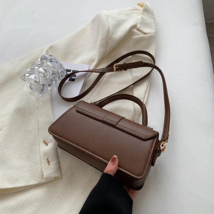 Bolso de mujer en cuero sintético, estilo elegante y versátil, con asa de hombro ajustable.