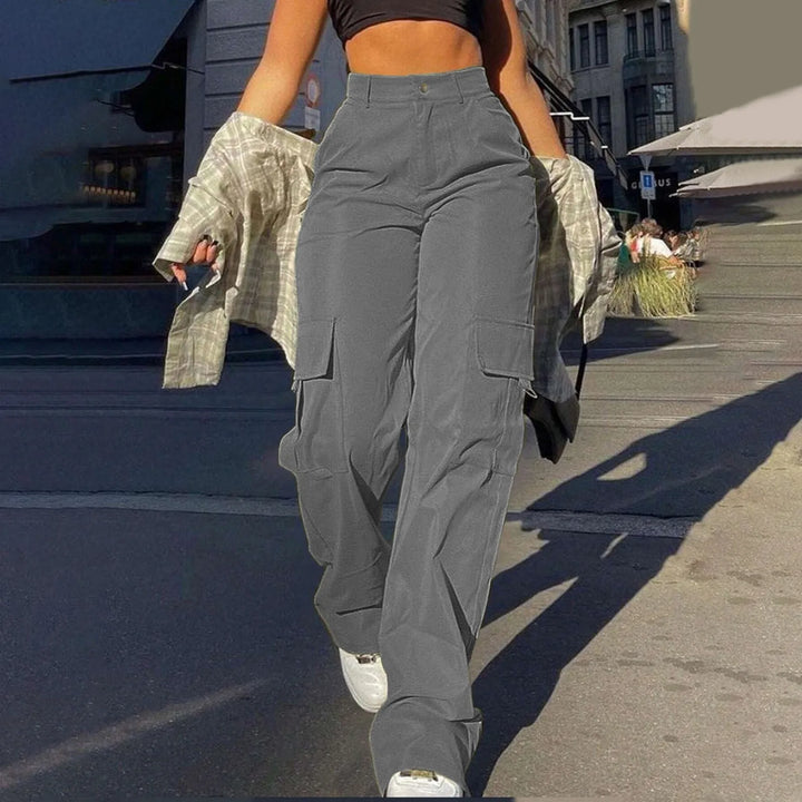 Tejido resistente y corte moderno del pantalón cargo Patrice para mujer. Ideal para otoño-primavera.
