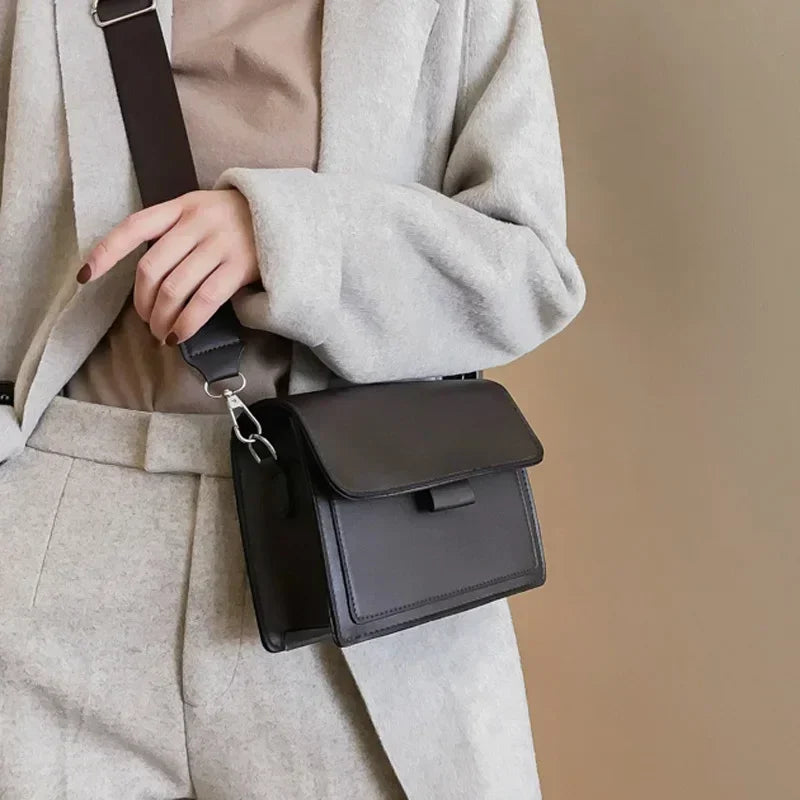 Bolso moderno para mujer con diseño estructurado. Accesorio elegante y práctico para llevar tus esenciales con organización.
