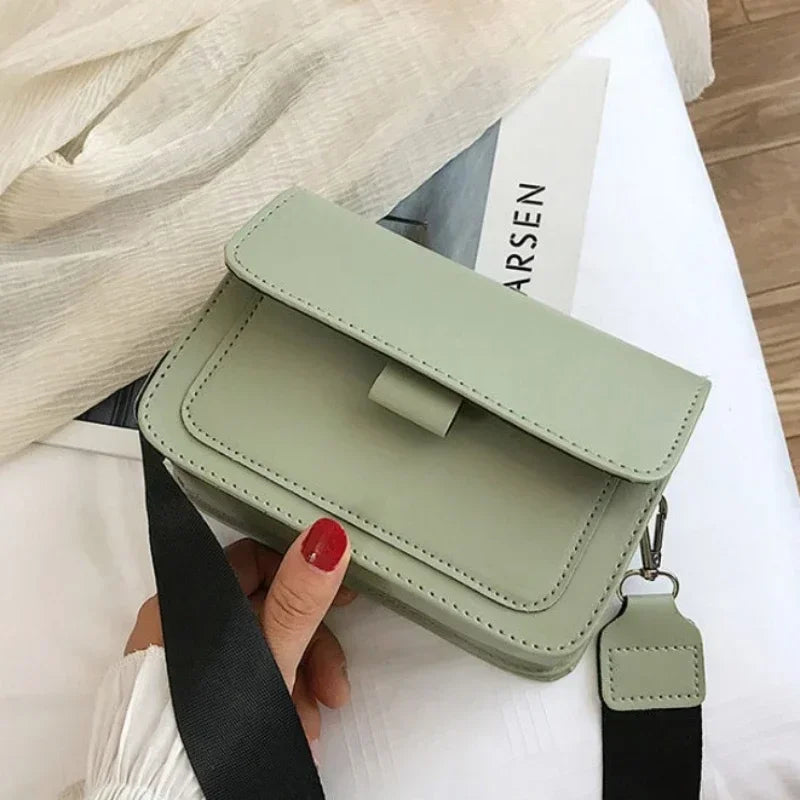 Bolso estructurado de moda para mujer. Accesorio versátil de hombro que aporta elegancia y funcionalidad a tu vestimenta diaria.