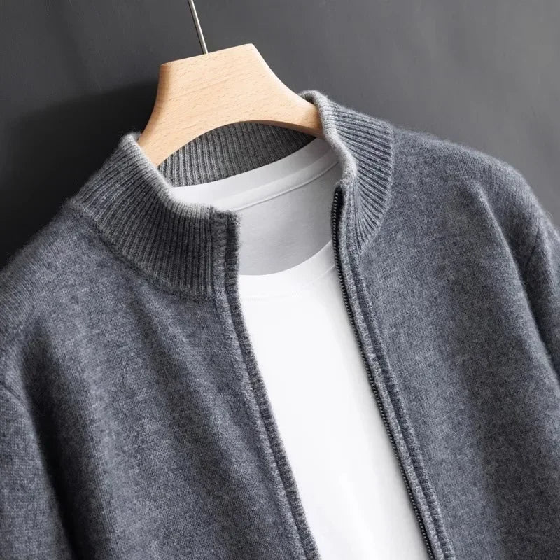 Cárdigan de hombre con cierre de cremallera y cuello alto protector, un abrigo de moda masculina.